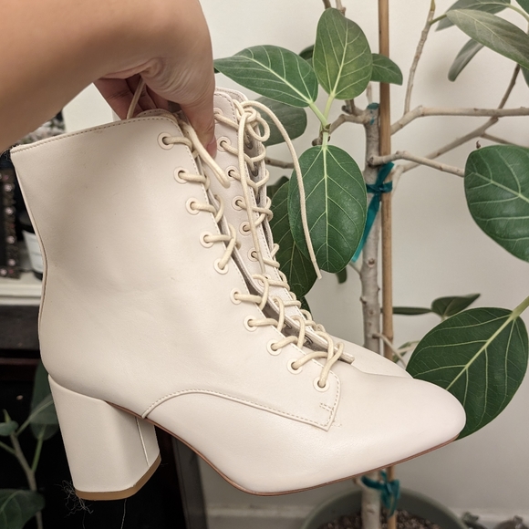 Stradivarius White Boots - Picture 5 of 7